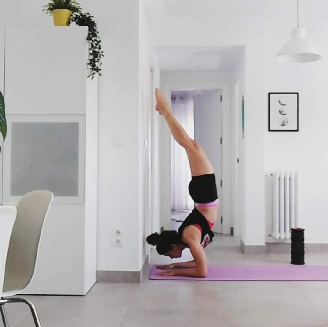 https://www.annapairalo.com/wp-content/uploads/2022/06/como-hacer-yoga-en-casa.jpg